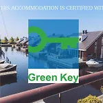 Tiny Houseboat I Chalet Uitgeest