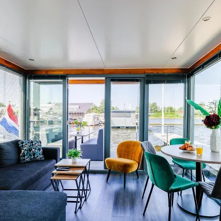 Chalet Tiny Houseboat I Uitgeest
