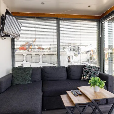 Tiny Houseboat I 船上ホテル Uitgeest