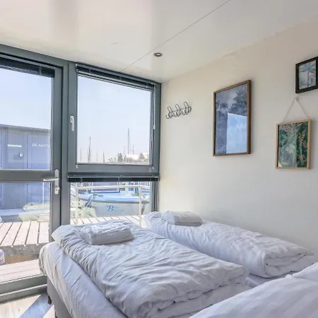 Tiny Houseboat I Chalet