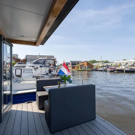 Chalet Tiny Houseboat I Uitgeest