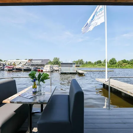 Tiny Houseboat I Chalet