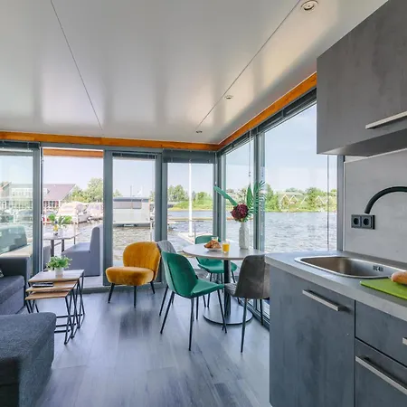 Tiny Houseboat I Chalet