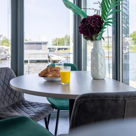 Chalet Tiny Houseboat I Uitgeest