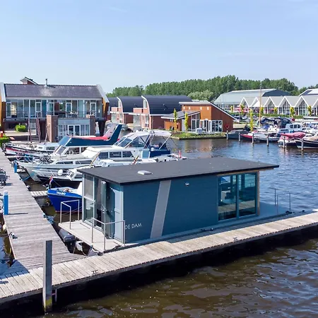 Chalet Tiny Houseboat I *