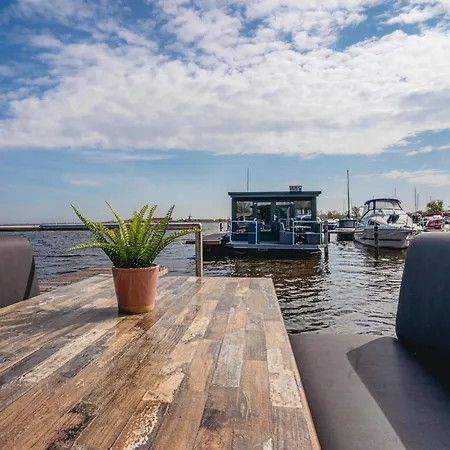 Tiny Houseboat I Chalet Uitgeest