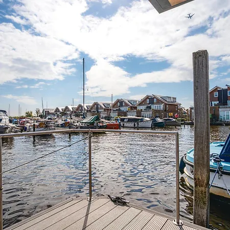Tiny Houseboat I *