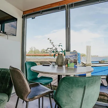 Tiny Houseboat I *